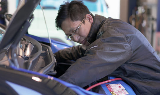 エアコンガス点検中 | 神栖市 デンソーサービスステーション 磯野電機
